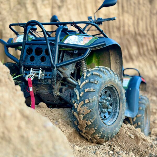 Quad elektryczny VELEX Alaska 4x4 srawdza się w terenie