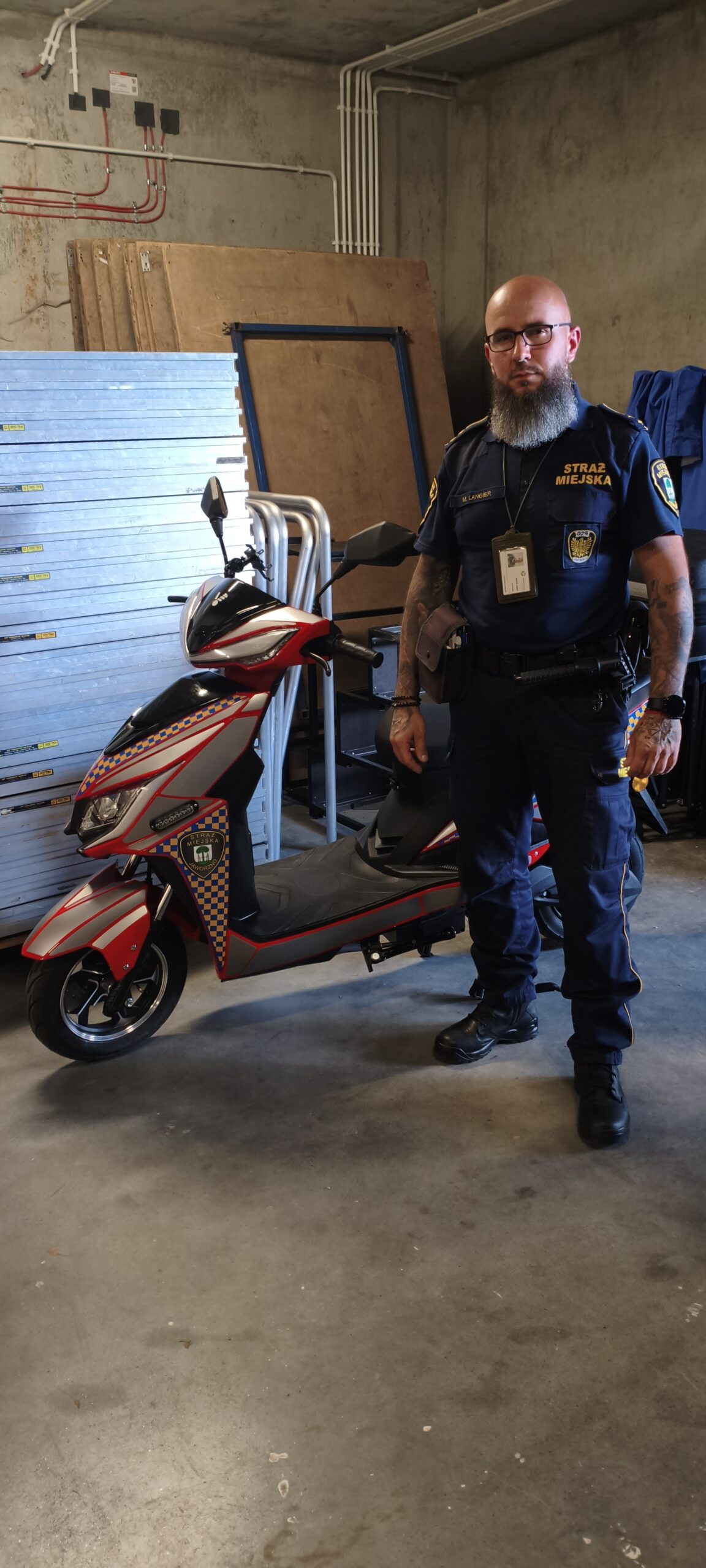 Jaworzno stawia na ekologię i mobilność Cieszymy się, że Straż Miejska w Jaworznie zdecydowała się na współpracę z nami i wybór pojazdów, które wpisują się w ideę zrównoważonego transportu. Wierzymy, że nasze skutery elektryczne Velex będą służyły niezawodnie, podnosząc komfort i skuteczność pracy funkcjonariuszy.