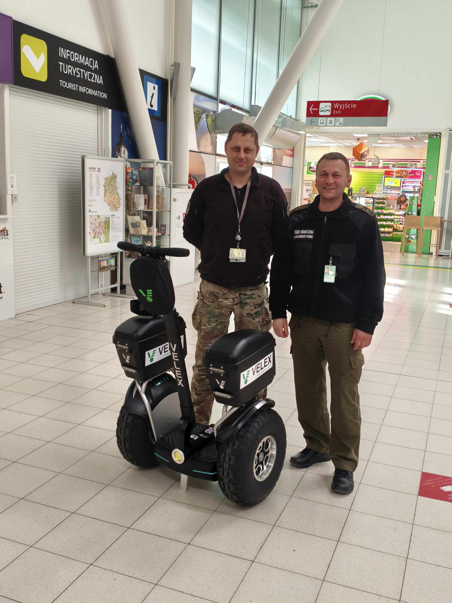 VELEX Straż Graniczna – nowoczesne pojazdy elektryczne wspierają bezpieczeństwo na lotnisku w Lublinie