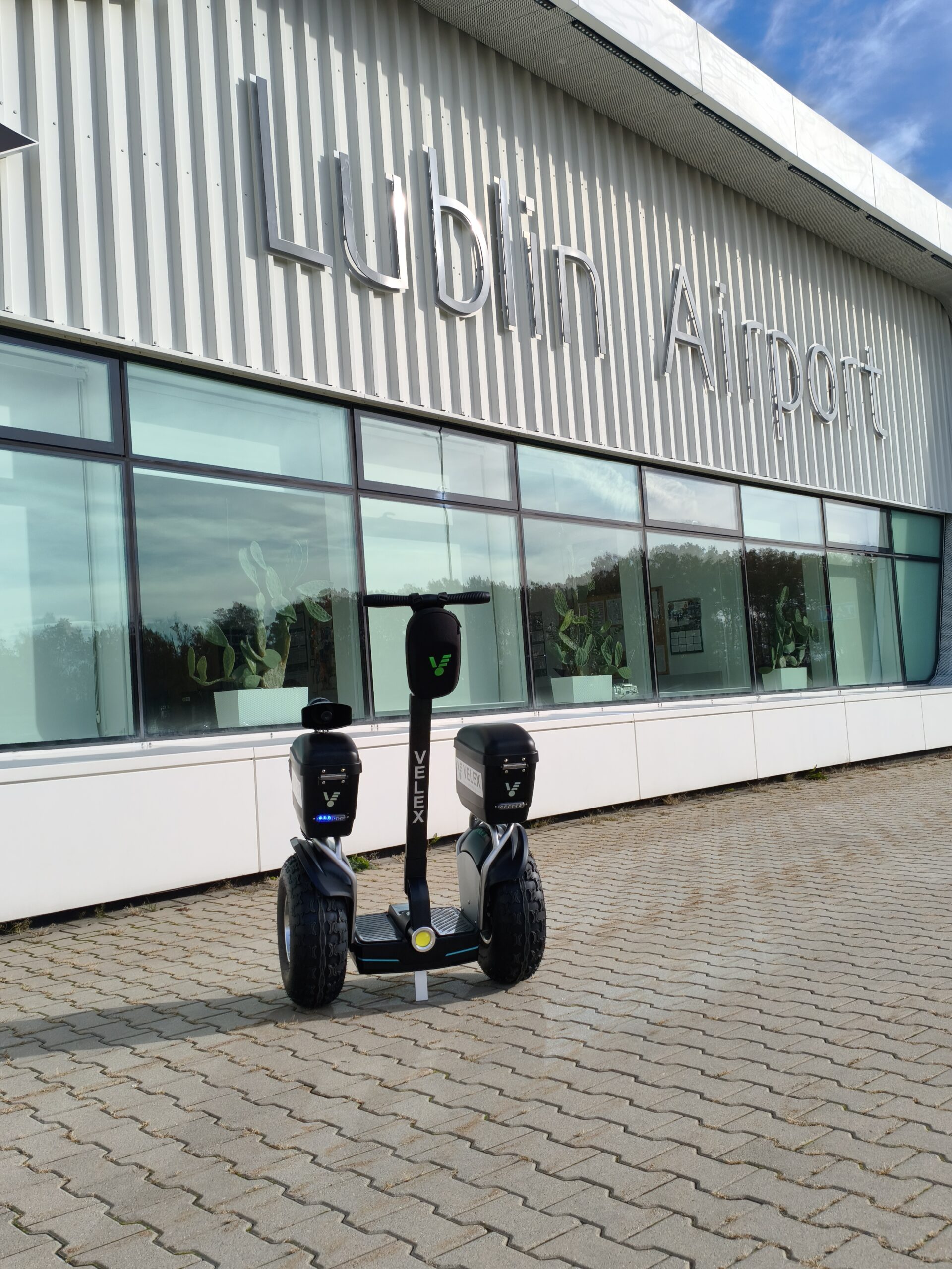 VELEX Straż Graniczna – nowoczesne pojazdy elektryczne wspierają bezpieczeństwo na lotnisku w Lublinie