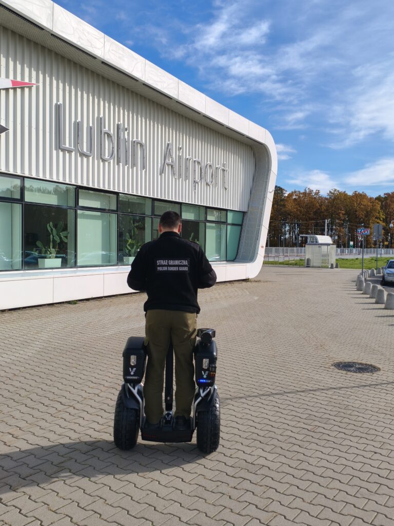 VELEX Straż Graniczna – nowoczesne pojazdy elektryczne wspierają bezpieczeństwo na lotnisku w Lublinie